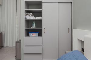a closet with white doors in a room at Apartamento Santa Rita # 10 cerca de restaurantes in Danlí