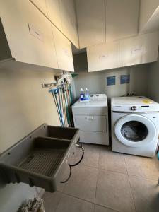 a laundry room with a washing machine and a washer at Apartamento Santa Rita # 10 cerca de restaurantes in Danlí