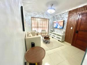 a living room with a table and a tv at Alojamiento San Isidro in La Grúa
