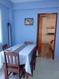 ein blaues Zimmer mit einem Tisch und Stühlen und einer Tür in der Unterkunft La Glorieta -Casas de descanso in San Salvador de Jujuy