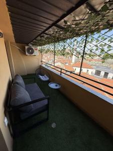 ein Wohnzimmer mit Couch und großem Fenster in der Unterkunft Bazar Charm- Cozy Urban Retreat in Skopje Historic Heart in Skopje