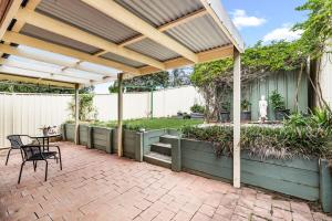 a pergola with a table and chairs on a patio at StayAU Cozy 3BR Suburban Retreat in Ingleburn in Ingleburn