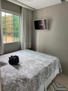 une chambre avec un lit et une télévision au mur dans l'établissement Flat beira mar com estacionamento apto 1515, à Balneário Camboriú