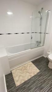 Koupelna v ubytování Stylish spacious 2 bed Apt Balcony Nr City Stadium + 13 fotografií