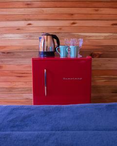 a tea kettle on top of a red box at Pousada da Gruta in Urubici