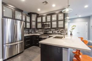 Η κουζίνα ή μικρή κουζίνα στο Exclusive Retreats Luxury all Suite 3 Bedroom Home