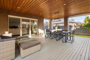 Μπαλκόνι ή βεράντα στο StayAU Contemporary 5BRM Families Home Point Cook