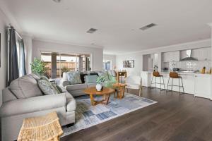Η κουζίνα ή μικρή κουζίνα στο StayAU Contemporary 5BRM Families Home Point Cook