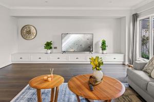 Μια τηλεόραση ή/και κέντρο ψυχαγωγίας στο StayAU Contemporary 5BRM Families Home Point Cook