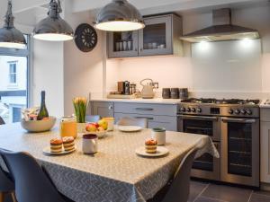 Η κουζίνα ή μικρή κουζίνα στο Crew Quarters