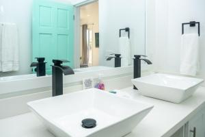 Uma casa de banho em Comfy Sloth guest studio suite condo