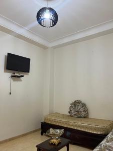 TV a/nebo společenská místnost v ubytování Cherchell maison
