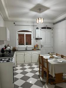 Kuchyň nebo kuchyňský kout v ubytování Cherchell maison