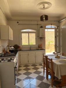Kuchyň nebo kuchyňský kout v ubytování Cherchell maison