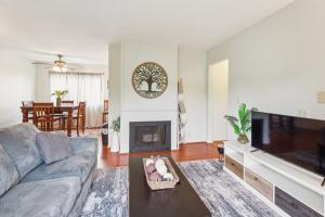 a living room with a couch and a fireplace at Parking,Pet,2bd,2b,WIFI,Smart TVs,Walk to Food,Fun in Long Beach