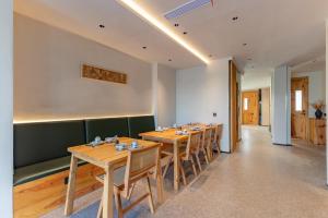 Huangshan Tunxi Shangjiexing Riverview Resort Hotel的休息区