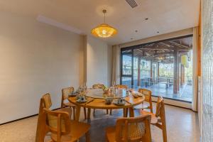 Huangshan Tunxi Shangjiexing Riverview Resort Hotel的休息区