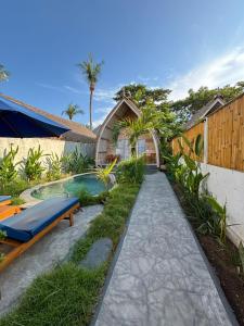 ギリ・アイルにあるBale Baba private pool villaの庭園(スイミングプール付)