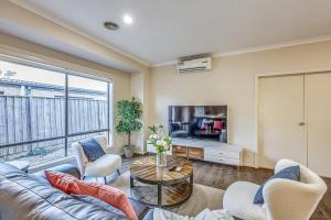 O zonă de relaxare la StayAU Pakenham 5 BRM Hidden Oasis Pet-friendly