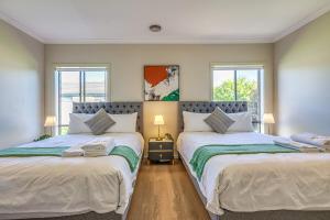 Un pat sau paturi într-o cameră la StayAU Pakenham 5 BRM Hidden Oasis Pet-friendly
