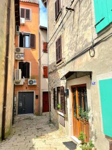 an alley in an old building with a building at Botique Studio - Casa El Sueño II in Vodnjan