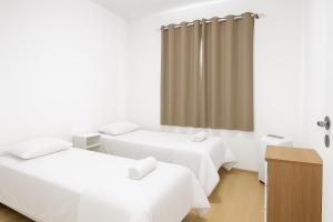 ein Zimmer mit zwei Betten und einem Vorhang in der Unterkunft Apartamento Ponta Negra Manaus - Próximo ao Aeroporto in Manaus + 15 Fotos