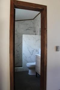 Koupelna v ubytování Nevada Malalcahuello + 20 fotografií