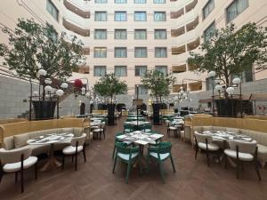 Εστιατόριο ή άλλο μέρος για φαγητό στο Howard Johnson Paragon Hotel Beijing Centra Provide tourism and ticketing service