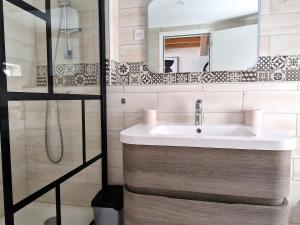 a bathroom with a sink and a mirror at Appartement climatisé au cœur de Banyuls-sur-Mer, proche plage - FR-1-309-525 in Banyuls-sur-Mer +4 photos