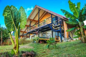a resort with a large building with a balcony at VILLA HOMITI in Hanga Roa