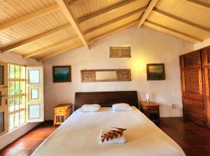 a bedroom with a large bed in a room at Mi Paraiso Escondido, Tamesis in Támesis +33 photos