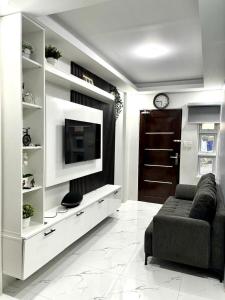 En TV eller et underholdningssystem på RnB Homes and Spaces
