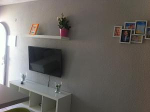 ein Wohnzimmer mit einem Flachbild-TV an der Wand in der Unterkunft Albatros in Los Cristianos