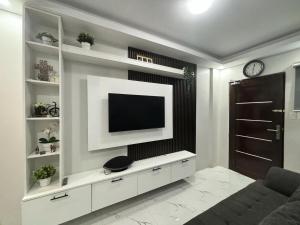 En TV eller et underholdningssystem på RnB Homes and Spaces
