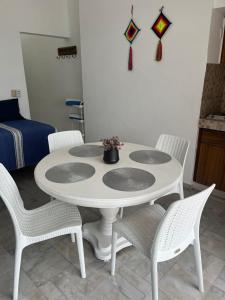 a white table and chairs in a room at Depto familiar con vista al mar en Playasol Manzanillo in Manzanillo +23 photos