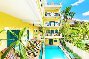 desde el balcón de un hotel con piscina en Golden Banana Residence, en Siem Reap
