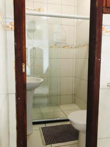 バーハ・デ・サン・ジョアンにあるCasa Aconchegante com Vista para o Mar em Rio das Ostrasのトイレと洗面台付きのバスルーム +75枚の写真