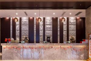 南京Nanjing Grand View Hotel的餐厅的酒吧,带台面