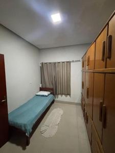 a small room with a bed and a window at Casa linda em Goianésia! in Goianésia +4 photos