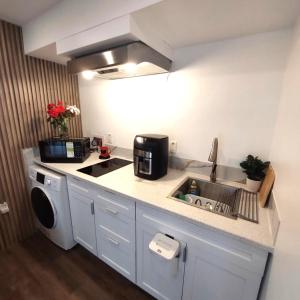 Η κουζίνα ή μικρή κουζίνα στο Modern,1BR Guesthouse Studio +8 φωτογραφίες