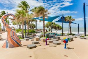 un parco giochi sulla spiaggia con palme di Panoramic Ocean View CBD Appartment a Yeppoon Altre 14 foto