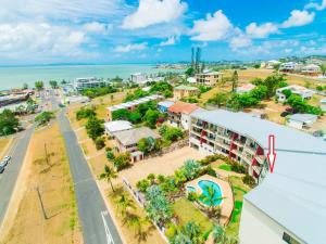 vista aerea di una città con un edificio di Panoramic Ocean View CBD Appartment a Yeppoon