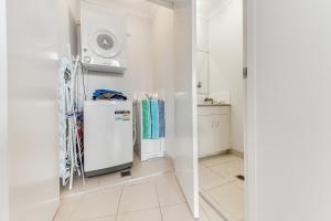 Cucina o angolo cottura di Panoramic Ocean View CBD Appartment