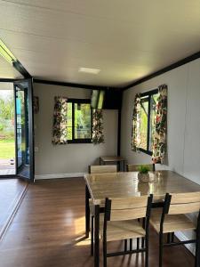 een eetkamer met een houten tafel en stoelen bij Nui Stay in Haapiti
