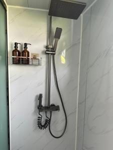 een douche met een föhn in de badkamer bij Nui Stay in Haapiti +9 foto's