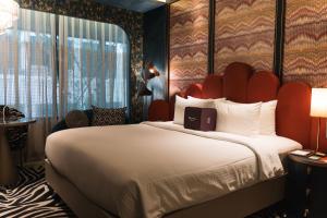 Postel nebo postele na pokoji v ubytování Naumi Hotel Singapore