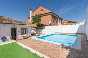 a swimming pool in the backyard of a house at Casa individual con piscina y barbacoa para visitar Granada in Huétor Vega