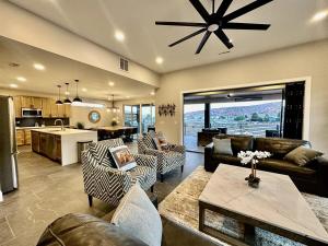 Nhà bếp/bếp nhỏ tại New Exclusive Retreats Desert Vista Heated Pool