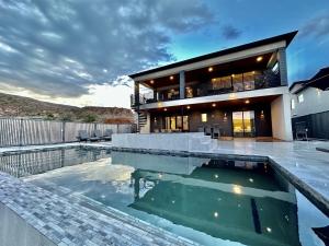 Hồ bơi trong/gần New Exclusive Retreats Desert Vista Heated Pool