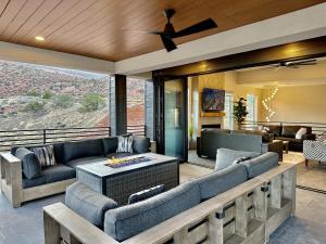 Khu vực ghế ngồi tại New Exclusive Retreats Desert Vista Heated Pool